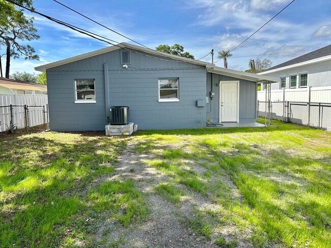 Building Photo - 2 bed 1 Bath House in Ideal Location in St Pete