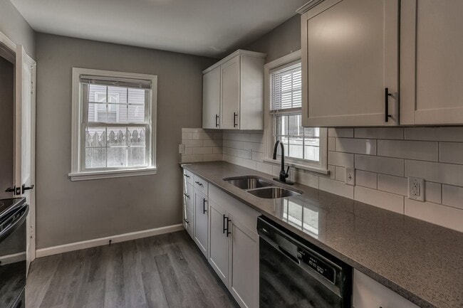 Building Photo - Amazing Aksarben Home