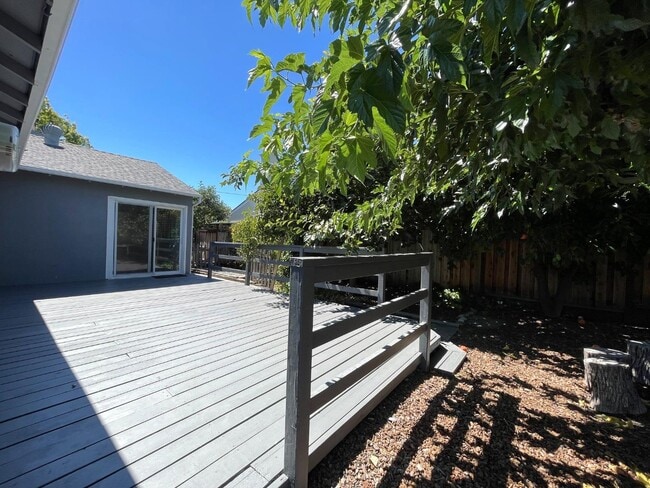 Building Photo - 623 Salberg Ave