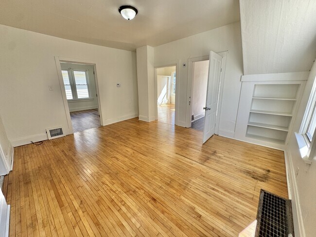 Building Photo - 1119 Doty St