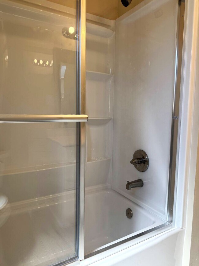 Building Photo - 623 N Rimhurst Ave