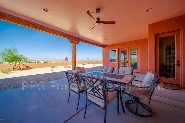 Building Photo - 335 Latigo Way
