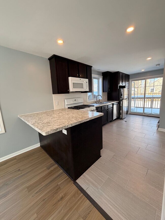 Building Photo - (2) bedroom Single Family Home with Open Layout, Close to Beaches and Lake!