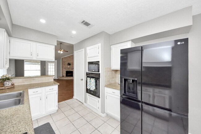 Building Photo - 15739 Oak Mountain Dr