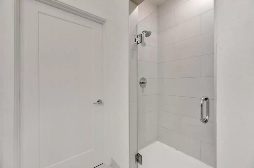 shower - 4361 S Congress Ave