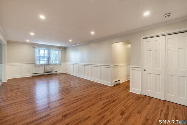 Building Photo - 185 Melba St