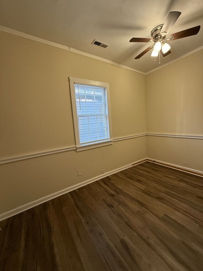 Building Photo - DOWNTOWN WILMINGTON - 3 Bedroom & 1 Bath -...