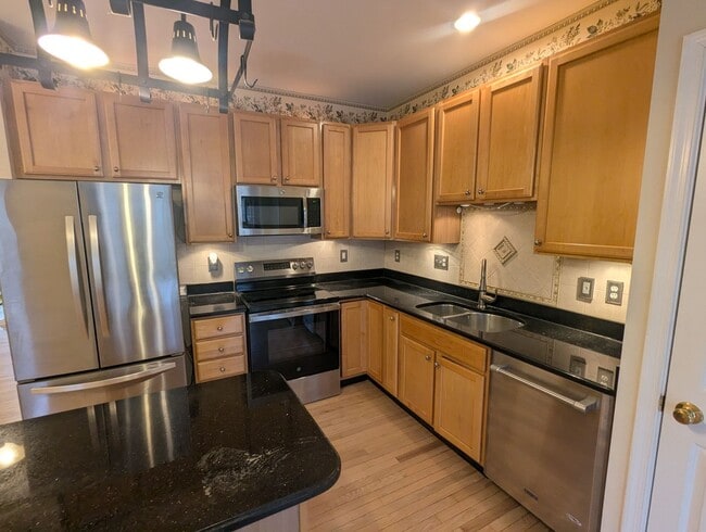 Building Photo - Townhome in *OAKDALE school district* ready for you now!