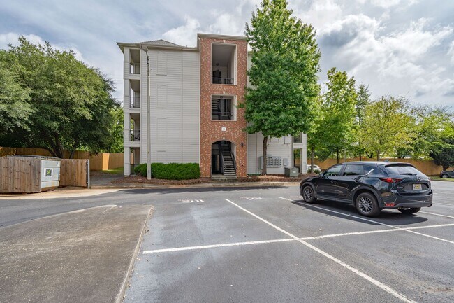 Building Photo - 600 13th St E