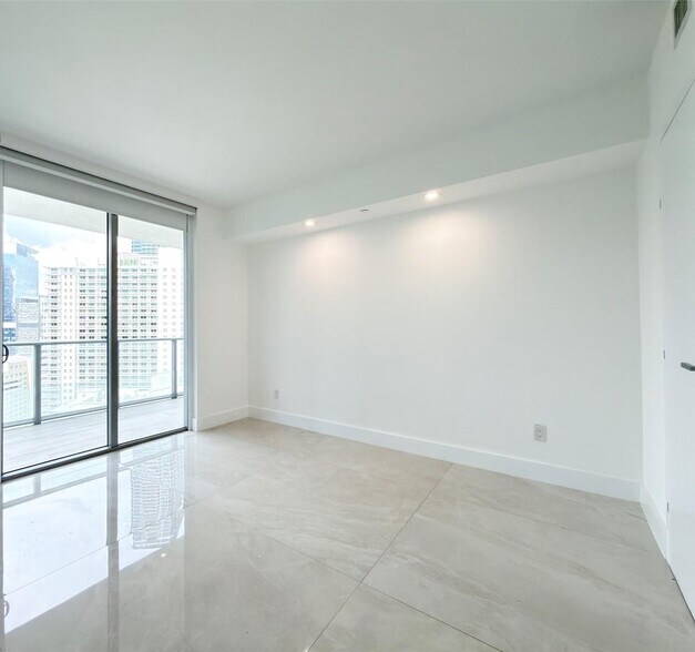 Building Photo - 1300 Brickell Bay Dr