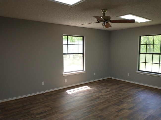 Building Photo - 606 Hillcrest Cir