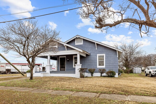 Building Photo - Newly Renovated 4 Bedroom 1 Bath Home Avai...