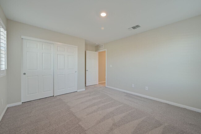 Building Photo - Mountains Edge!! Gated!!  4 bedrooms!! Primary Bedroom and bath down Stairs!! 2 Primary bedrooms!...