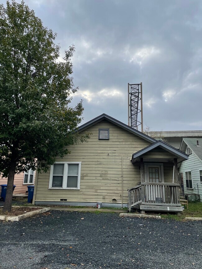 Building Photo - 713 E Elmira St