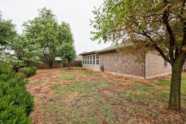 Building Photo - Beautiful 3-Bedroom / 2-Bathroom home in Yukon!