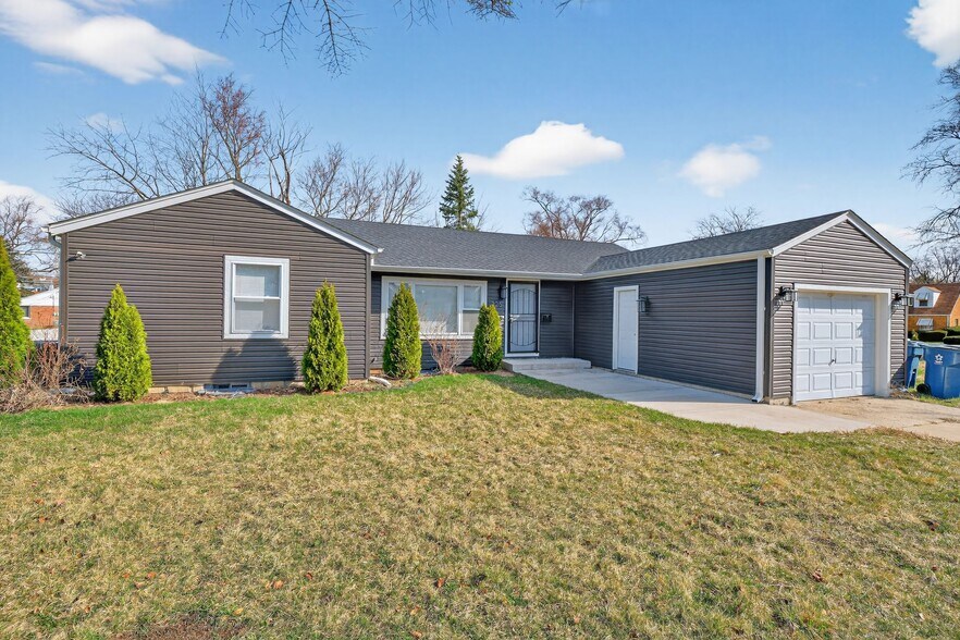 Building Photo - 225 Meadow Ln