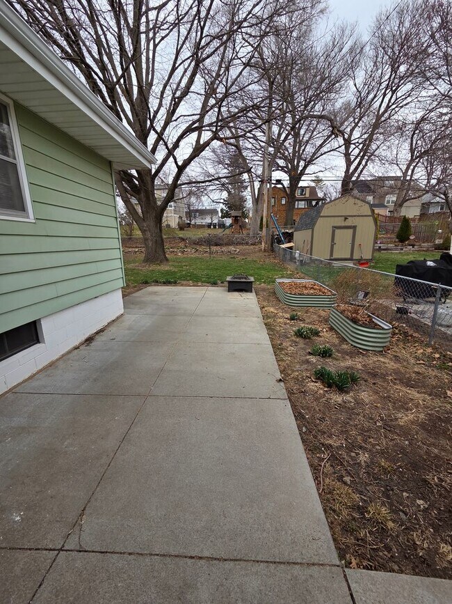 Building Photo - 3 bed 1.5 bath, 1 car garage, with fenced in backyard, newly remodeled!