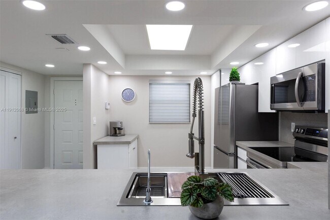 Building Photo - 16171 Blatt Blvd