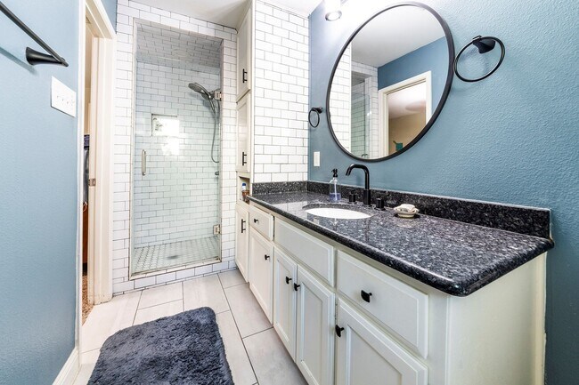 Building Photo - The Perfect Blend of Comfort, Style & Functionality in Ridglea Hills!