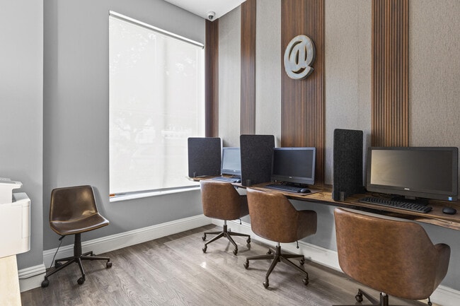 Building Photo - 630 S Sapodilla Ave