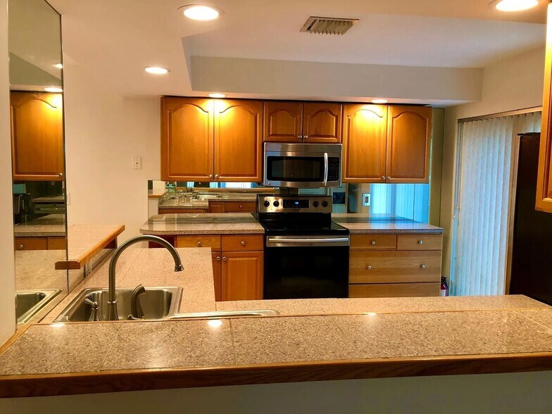 Building Photo - 3221 NE 15th St