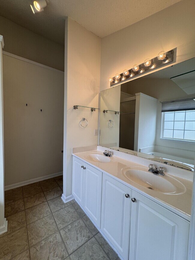 Building Photo - Spacious 3BR Home with Large Fenced Yard – Prime Simpsonville Location!