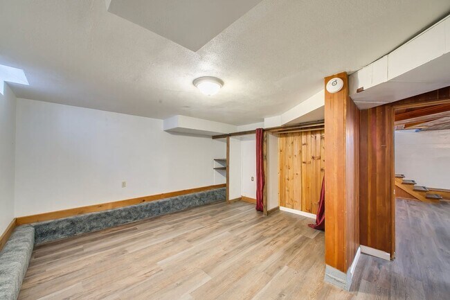 Building Photo - Charming 3-Bedroom Home with Spacious Base...