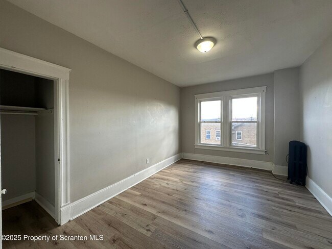 Building Photo - 568 Main St