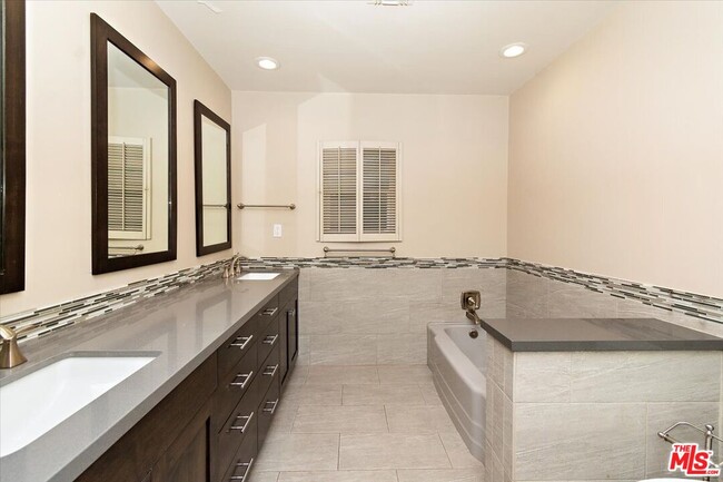 Building Photo - 15451 Longbow Dr