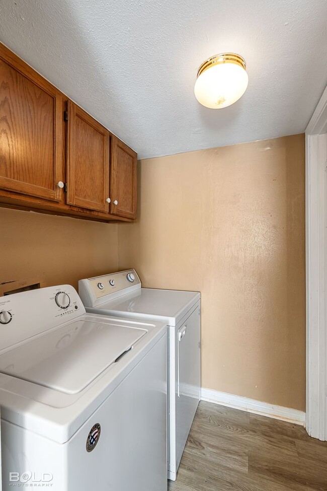 Building Photo - End Unit in Cobblestone with covered parking