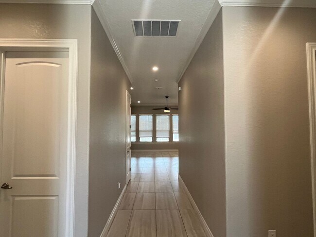 Building Photo - 4815 Viewcrest Rd