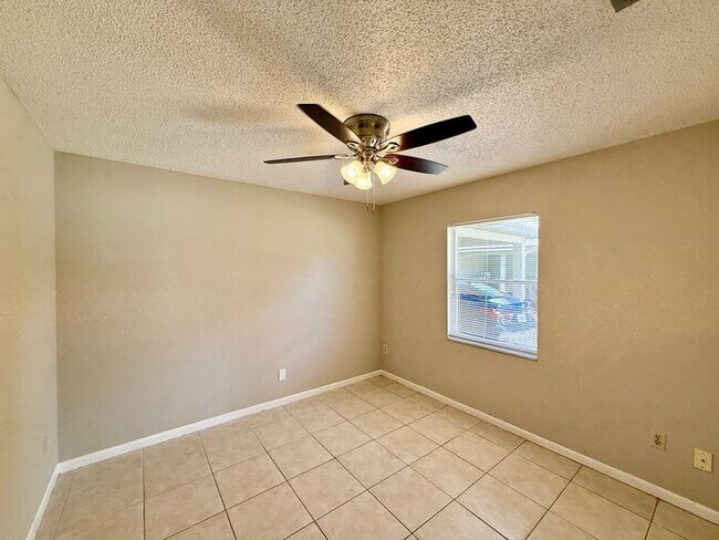 Building Photo - CUTE AFFORDABLE 2/2 DUPLEX off Michigan!