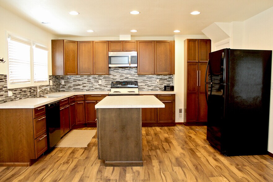 Building Photo - 9134 SE Ankeny St