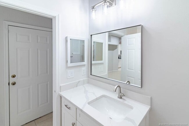 Building Photo - 356 SE Bloxham Way