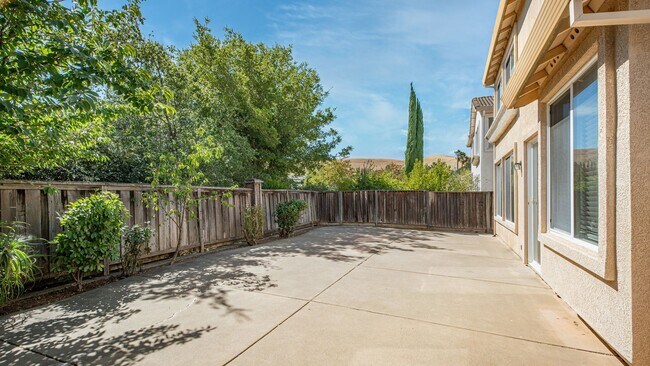 Building Photo - Rolling Hills Beauty! 4 Bedroom 3 Bath