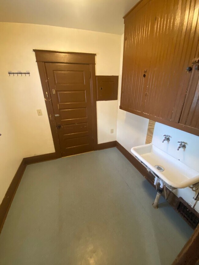 Building Photo - Charming 4-Bedroom Historic Home Near Downtown!