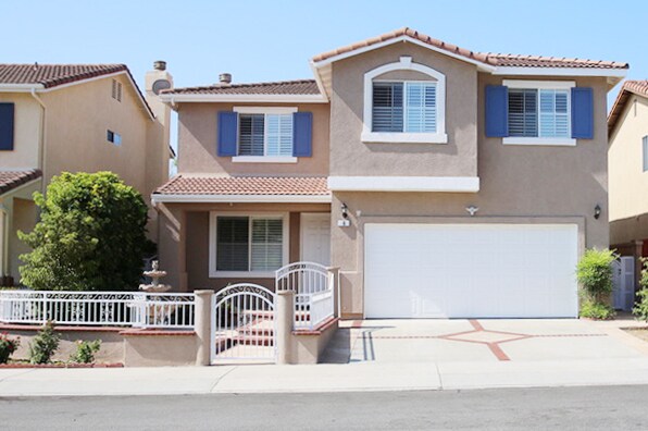 Gated entry with low maintenance front yard. - 6 Red Coat Pl