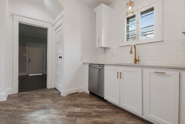 Building Photo - 3 Bedrooms Ready for Rent