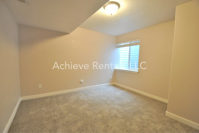 Building Photo - Charming End-Unit Townhome | Prime Location Near Parks, Shops & Dining
