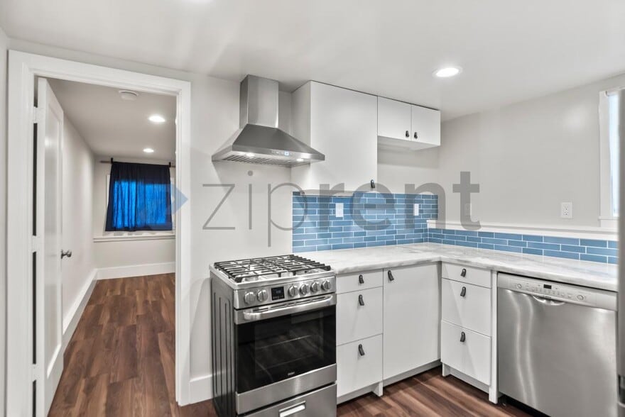 Building Photo - 6000 Bayview Ave