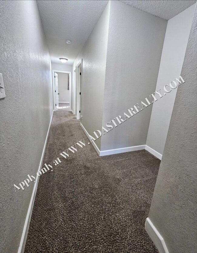 Building Photo - Beautiful Townhome in Blue Springs-Available in FEBRUARY!!