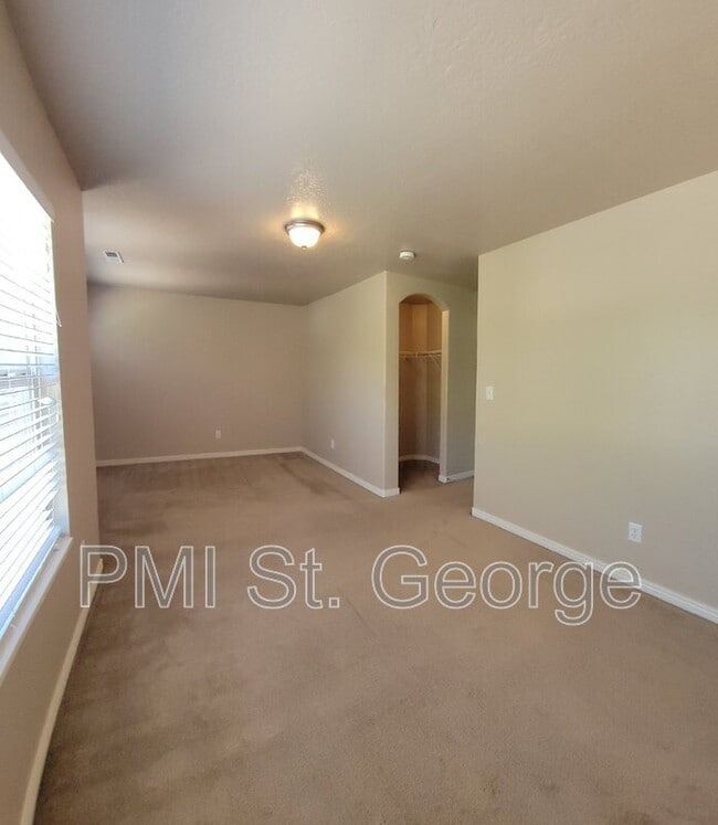 Building Photo - 3155 S Hidden Valley Dr