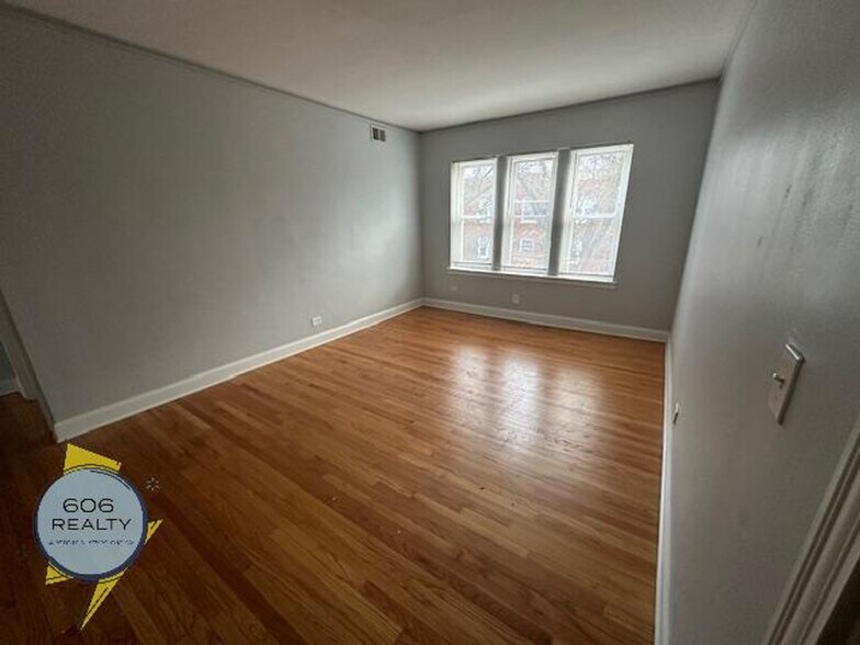 Building Photo - 2006 W Jarvis Ave