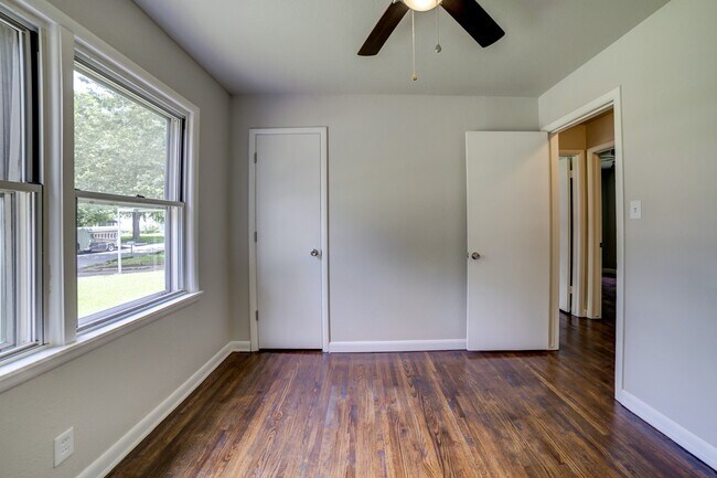 Building Photo - 1618 S Ash Pl