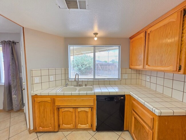 Building Photo - Spacious 4 Bedrooms & 3 Full bathroom Home with Over 2,200 Sq Ft on a Corner Lot!