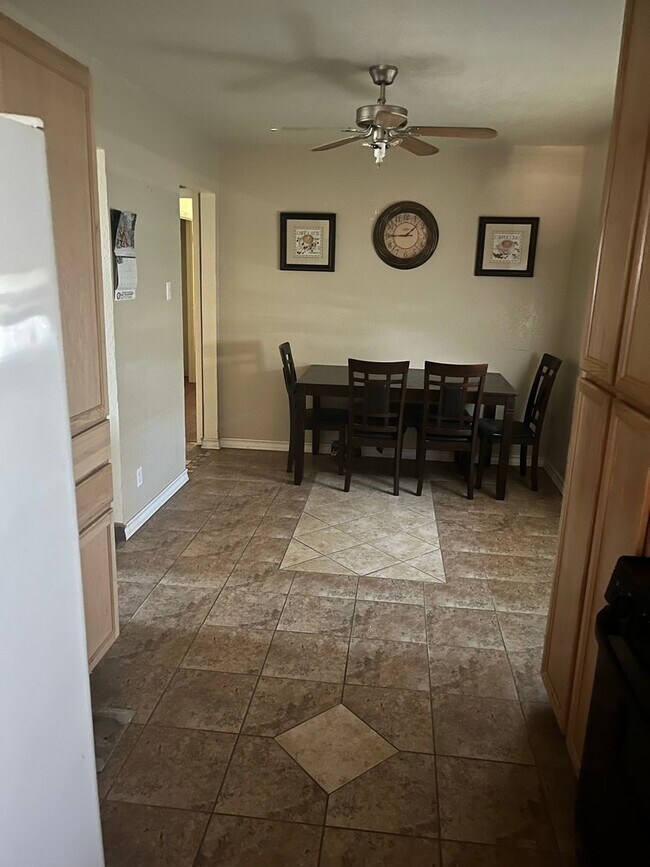 Building Photo - 3 bedroom 1.5 bathroom!