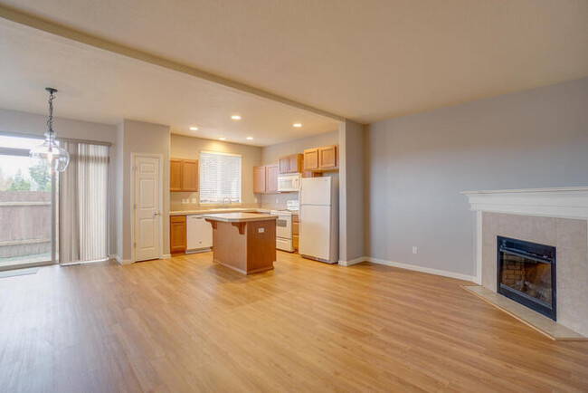 Building Photo - THREE BEDROOM TOWNHOME IN HAZEL DELL