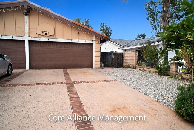 Building Photo - 9413 Farralone Ave