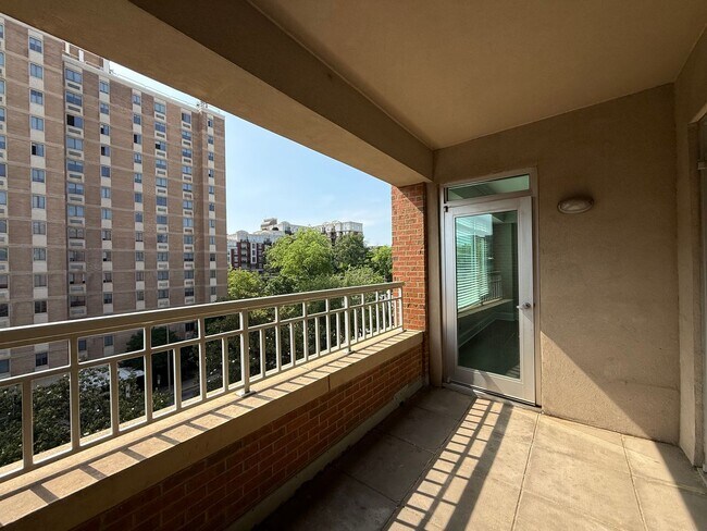 Building Photo - Stunning 1BD, 1.5BA Downtown Raleigh Condo...