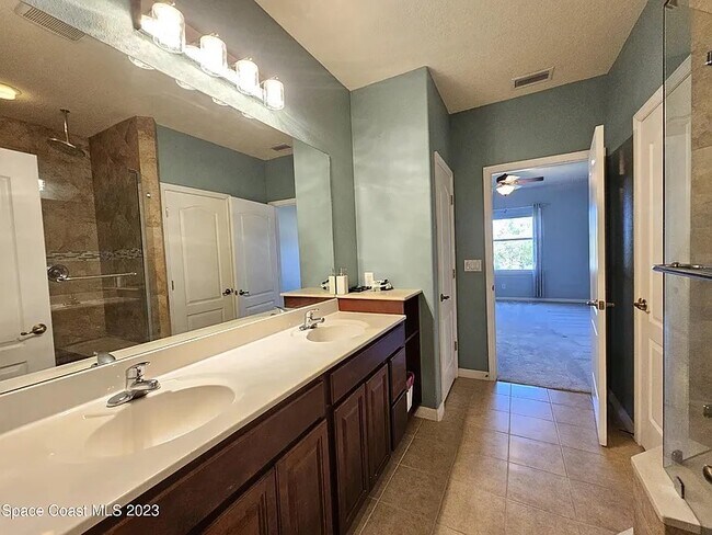 Building Photo - 927 Ocaso Ln